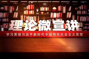 在说啥呢？梅西手搭住队友胸口+口头交流，似乎在说着什么